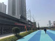 高铁站出口沿街餐饮铺,通燃气,59,9平128万,靠小区