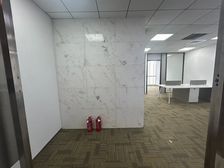 二号线地铁口,精装修拎包入住,价格免租期可谈