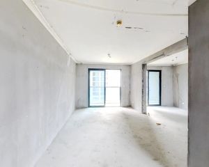 近地铁口四房,次新小区,房东诚心出售
