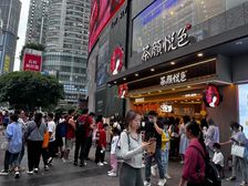 观音桥商圈!月租8000!一楼临街门面品牌商家茶颜悦色