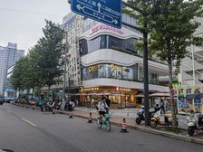 转角端头口岸(霸王茶姬)年租20万,15米广告面,门口大外摆