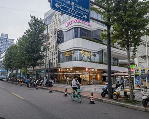 转角端头口岸(霸王茶姬)年租20万,15米广告面,门口大外摆