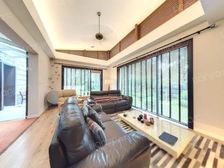 新出!移民惜售!花园占地890平东临河!五套房6车位!随时