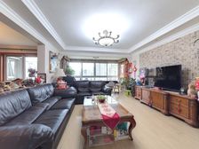 涵碧景苑,柔风细雨拂面过,雕梁画栋映绿荫,谈笑迎客皆有缘!