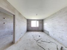 丽都河畔 中间楼层毛坯房 偏门通透两室 诚心出售 随时看房