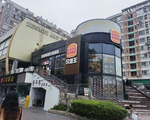 二环地铁口(汉堡,王)年租25万,路口270度转角,自带人流
