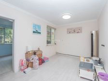 新上大三房,花园位置,带固定车位,一梯两户,精装修拎包入住。