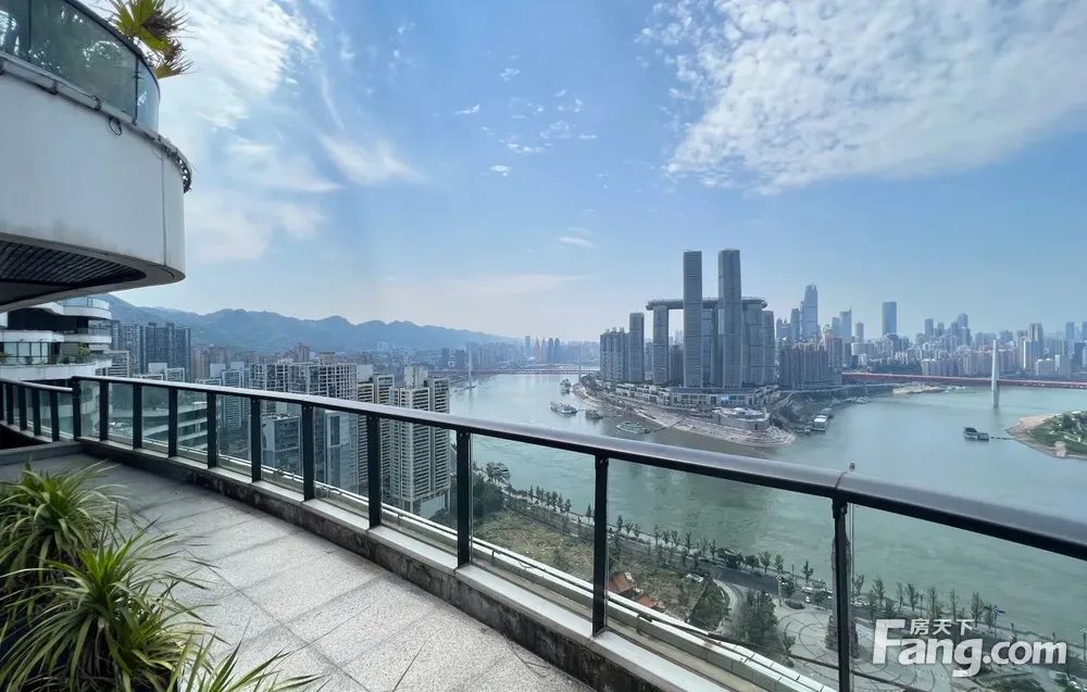 推荐！南滨路 两江交汇豪宅大平层 头排江景大露台+屋顶花园