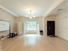 徐汇叠加别墅,户型方正,有花园,居住舒适,满五年税少。