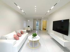 地铁口, 三楼,动迁满五,钥匙委托,看房随时,拎包入住!