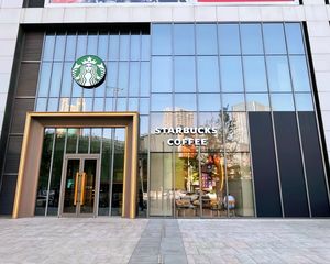 东城朝阳门丶年租金80万丶地铁口200米丶个人能买商铺出售
