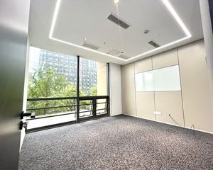 可打广告的办公室哪里找?全新精装电梯口 东南朝向双地铁口