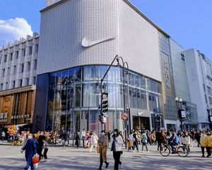年租金50万丶西城西单个人能买丶8年租期商铺出售丶步行街耐克