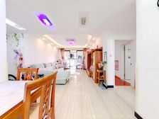 三房两卫中间楼层,业主自住精装修,边套户型,有车位