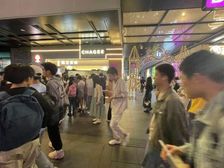 西湖景区(霸王茶姬)年收45万,湖滨核心商圈拐角铺,产权清晰