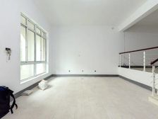 中环内联排别墅 上下三层带花园 私家车位 满5年税少!