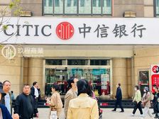 南京东路,和平饭店对面,中信银行,年租60万,500万急售