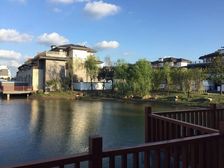 崇明蓝湖湾小户型联排别墅南北花园停车位性价比高小别墅