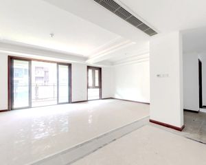 绿地新里城三期 4室2厅 南 北