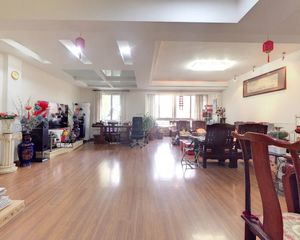 禾嘉花园 顶跃带花园 装修好 格局方正 视野棒