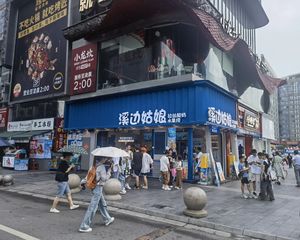 春熙路捡大漏(水果捞)年租20万,转角双开门,正对地铁口