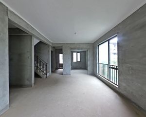 急售 超高性价比叠墅带花园地下室 次新品质小区 读育新 莱电