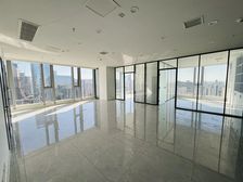 CBD华润置地广场这套房子装修很不错!还是双面采光!便宜出!