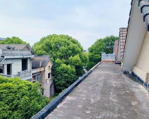 青竹湖畔毛坯别墅,直入青一,256平,私密性采光好。