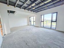 18年次新房!叠拼上叠端户!赠送空间很大可变6室!带露台花园