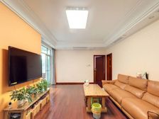 新上架三房,可优化多一间,满五年v一税费少,有车位