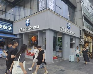 市中心春熙路(茶百道)年租20万,正对地铁口,转角双开门