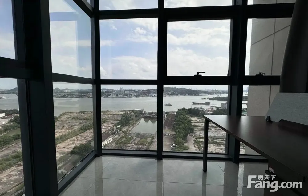 港航中心二期 一线江景 复式两卫 停车方便