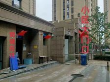 低价出售市中心小区主大门旁 48平米现铺 适合快递桶装水等