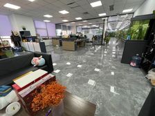 浑南奥体商圈 地铁口 独立半层 电动双开门 豪华装修带隔断