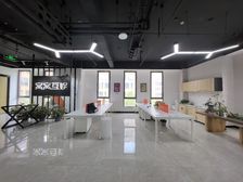 实地注册,不限行业!精装整层独立!带家具!有住宿间!