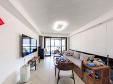 有车位一年精装修,中区朝东偏南,边套通透空调带地暖