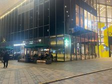 滨江龙湖天街,江汉路地铁口拐角商铺,星巴克承租,一年,50万