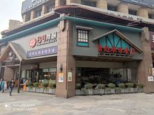 十字路口转角铺,年收33万,8号厚厨承租,无抵押,双证齐全。