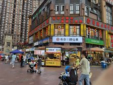 万人小区出入口(烧仙草)每平租200,端头转角口岸。超大外摆