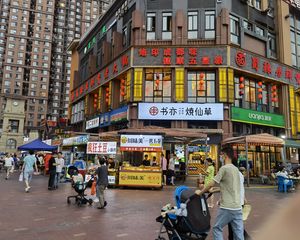 万人小区出入口(烧仙草)每平租200,端头转角口岸。超大外摆