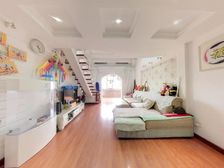 万信花园,环境好 水上公园旁边。带阁楼的好房子。