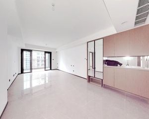 次新小区 交付不到一年 精装交付 从未入住 中间位置