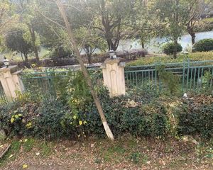 青林湾二期联排别墅,东边套,位置很好:面河,带大花园,毛坯房