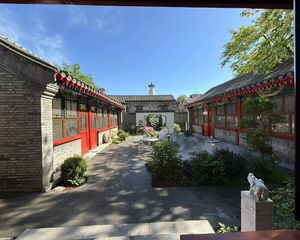 赵登禹路白塔寺附近四合院 精装修 正房直观白塔