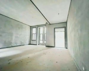 业主出国急卖,联排端户 正朝南 东区安静不临街