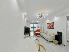 电梯房 中间楼层 楼龄新 正规商品房 精装可拎包入住 朝南