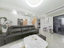 新装复式上下双阳台,挑空以浇筑成房间,中间位置