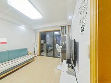 自带泳池和会所 绿化百分之四十五 电梯房中间楼层