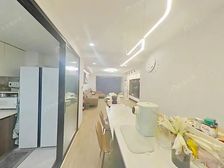 新上精装飞机大三房,不靠马路,中间楼层,自住保养好,通风向阳