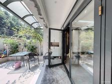 院子很大,装修很好,业主买进价亏本卖,接受动迁和置换,好看房